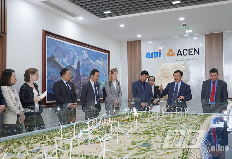 Các đại biểu nghe giới thiệu về dự án cụm Trang trại Điện gió B&T của Công ty Cổ phần Đầu tư AMI Renewwables Quảng Bình.