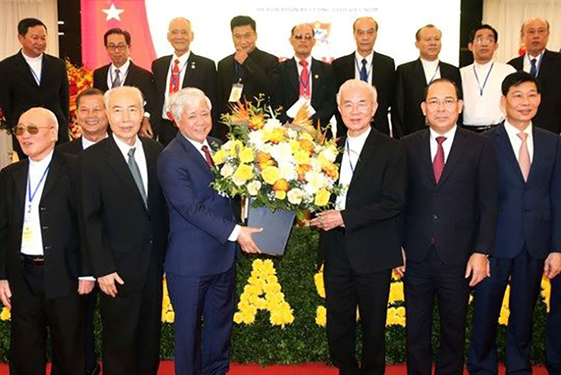 Đồng chí Đỗ Văn Chiến tặng hoa chúc mừng Linh Mục Trần Xuân Mạnh, Chủ tịch Trung ương Ủy ban Đoàn kết Công giáo khóa VIII.