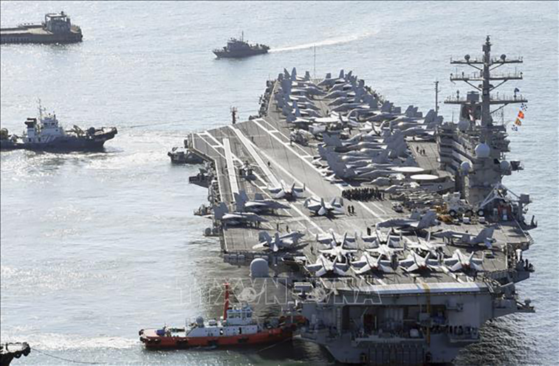  Tàu sân bay chạy bằng năng lượng hạt nhân USS Ronald Reagan cập cảng Busan, Hàn Quốc, ngày 12/10/2023. Ảnh: Kyodo /TTXVN