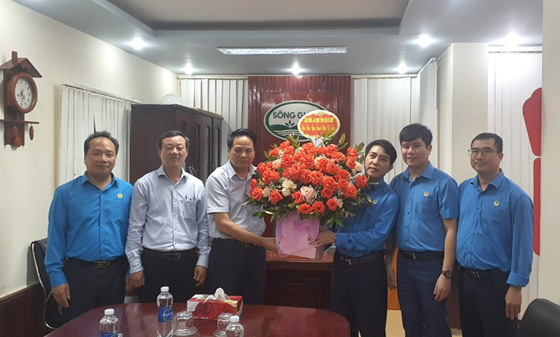 Đại diện Lãnh đạo LĐLĐ tỉnh tặng hoa chúc mừng Công ty CP Tổng công ty Sông Gianh.