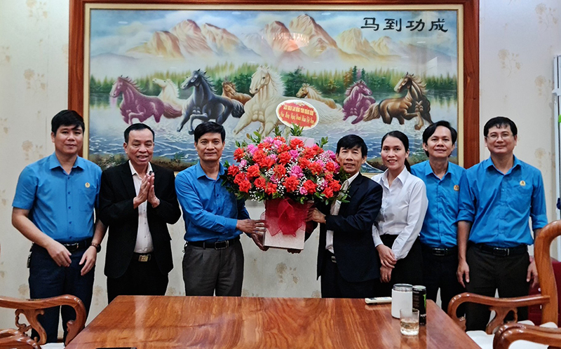  Đại diện lãnh đạo LĐLĐ tỉnh tặng hoa chúc mừng Công ty CP Tập đoàn Sơn Hải.