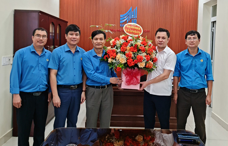 Đại diện lãnh đạo LĐLĐ tỉnh tặng hoa chúc mừng Xí nghiệp May Hà Quảng.