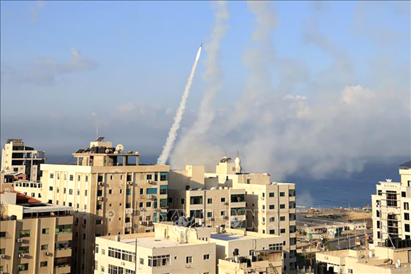  Phóng rocket từ Dải Gaza vào lãnh thổ Israel, ngày 7/10/2023. Ảnh minh họa: AFP/TTXVN