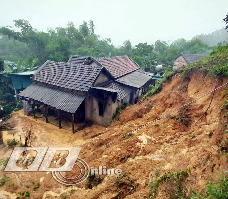 Khu vực nhà dân bị sạt lở đất.