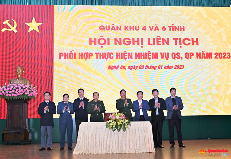 Trung tướng Hà Thọ Bình, Tư lệnh Quân khu và Trung tướng Trần Võ Dũng, Chính ủy Quân khu cùng lãnh đạo 6 tỉnh ký kết phối hợp thực hiện nhiệm vụ quân sự, quốc phòng năm 2023.