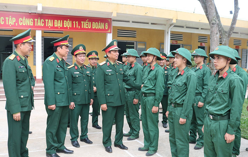 Trung tướng Hà Thọ Bình, Tư lệnh Quân khu động viên chiến sĩ Trung đoàn 19, Sư đoàn 968.