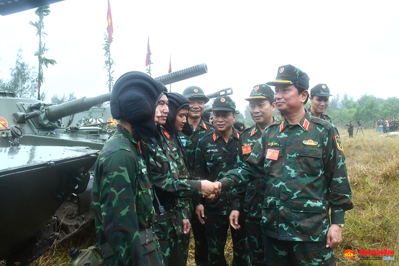 Trung tướng Hà Thọ Bình, Tư lệnh Quân khu và Trung tướng Trần Võ Dũng, Chính ủy Quân khu động viên lực lượng tham gia diễn tập khu vực phòng thủ tỉnh Quảng Bình năm 2023.