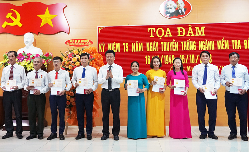 Bí thư Huyện uỷ Quảng Ninh Trần Quốc Tuấn trao tặng Kỷ niệm chương “Vì sự nghiệp Kiểm tra của Đảng” cho các cá nhân.