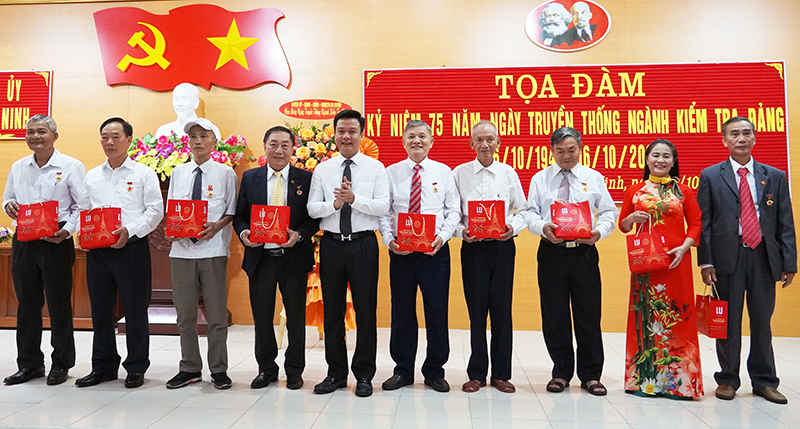 Lãnh đạo Huyện Quảng Ninh tặng quà cho các cán bộ ngành Kiểm tra đã nghỉ hưu.