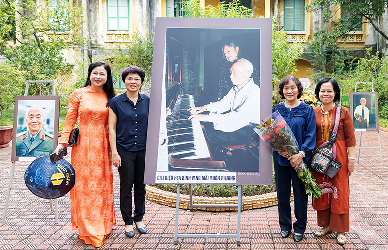 Tác phẩm Đại tướng đánh đàn piano cho phu nhân nghe trở thành chủ đề chính của cuộc triển lãm