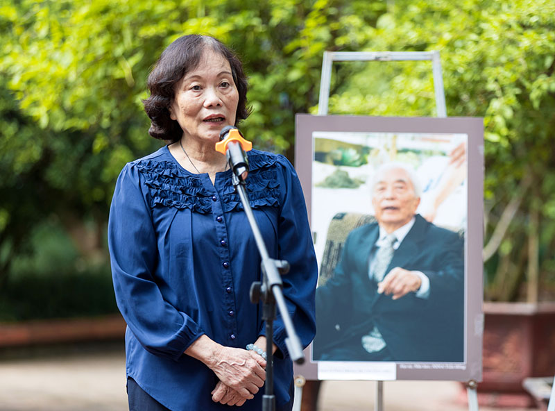 Bà Võ Hòa Bình, con gái Đại tướng phát biểu tại buổi khai mạc triển lãm