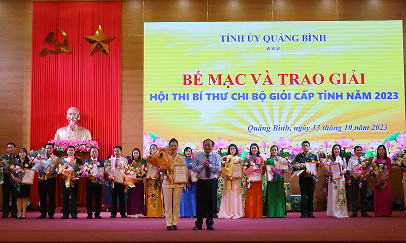 Đồng chí Phó Bí thư Thường trực Tỉnh ủy, Trưởng ban Tổ chức hội thi Trần Hải Châu trao giải nhất cho thí sinh Phan Thị Cẩm Hạnh.