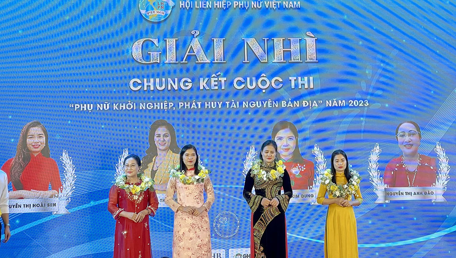 Chị Nguyễn Thị Hoài Sen (ngoài cùng bên phải) được trao giải nhì toàn quốc Cuộc thi “Phụ nữ khởi nghiệp, phát huy tài nguyên bản địa” năm 2023 