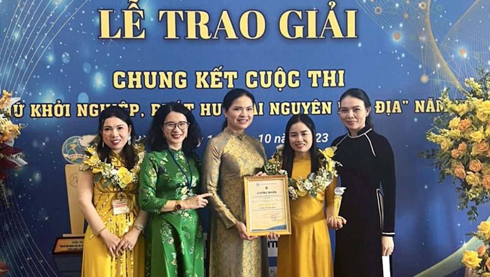 Đồng chí Hà Thị Nga, Chủ tịch Hội LHPN Việt Nam chụp ảnh lưu niệm với các thí sinh đạt giải và cán bộ Hội LHPN tỉnh Quảng Bình  