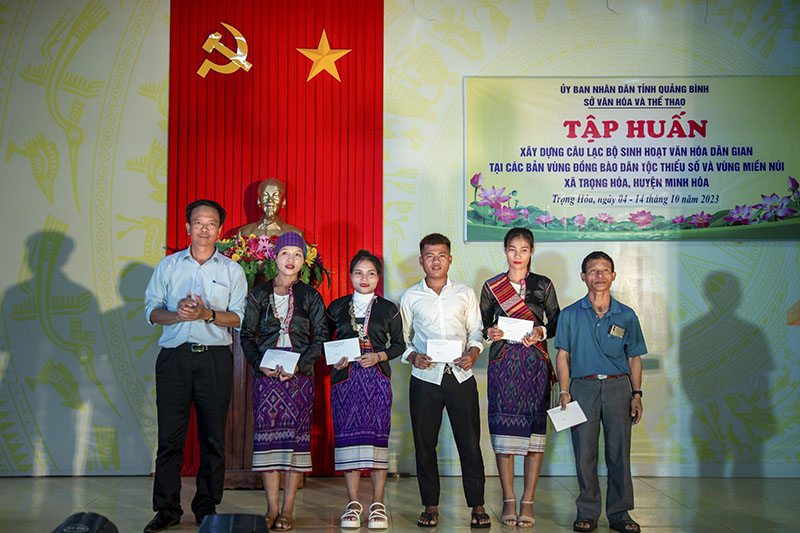 Sở Văn hóa-Thể thao tặng thưởng cho những học viên có thành tích trong xây dựng CLB sinh hoạt văn hóa dân gian