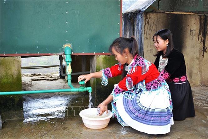 Học sinh Trường THCS và THPT huyện Bát Xát, tỉnh Lào Cai sử dụng nước sạch. Ảnh tư liệu: Quốc Khánh/TTXVN