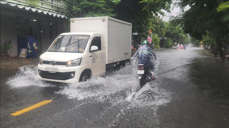 Tuyến đường Lê Tấn Trung (quận Sơn Trà, Đà Nẵng) bị ngập gây khó khăn cho các phương tiện tham gia giao thông. Ảnh: Văn Dũng/TTXVN