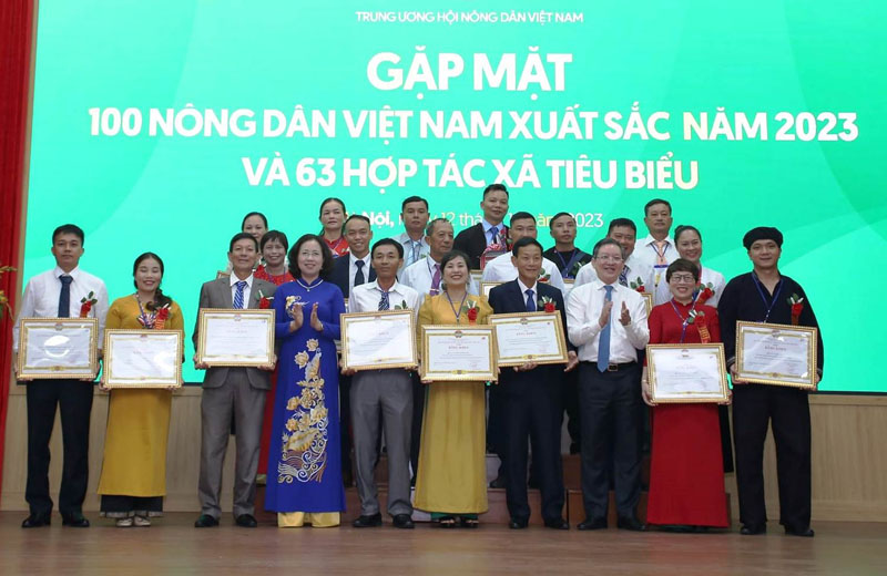 Giám đốc HTX Tuấn Linh Lê Quốc Hương (hàng trước, thứ 3 từ trái qua) được biểu dương tại buổi lễ.