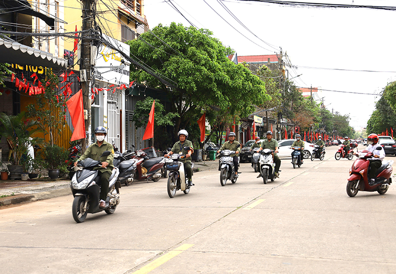 Người dân thành phố đồng lòng ra quân xây dựng tuyến phố văn minh.