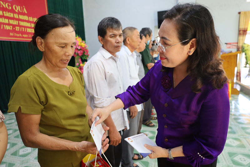 Đồng chí Chủ tịch Ủy ban MTTQVN tỉnh Phạm Thị Hân tặng quà cho gia đình chính sách tại huyện Bố Trạch.