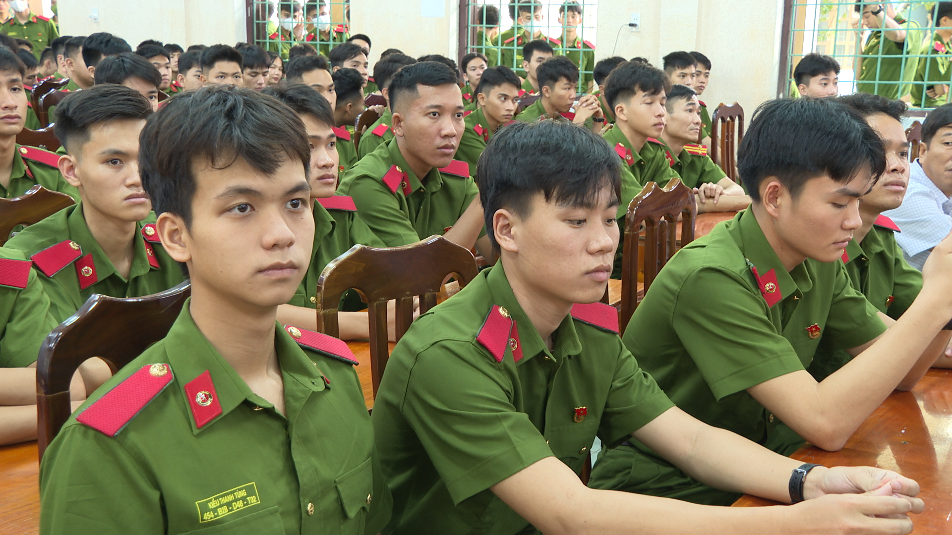 Hơn 500 học viên cảnh sát về “ba cùng” với nhân dân huyện Lệ Thủy.