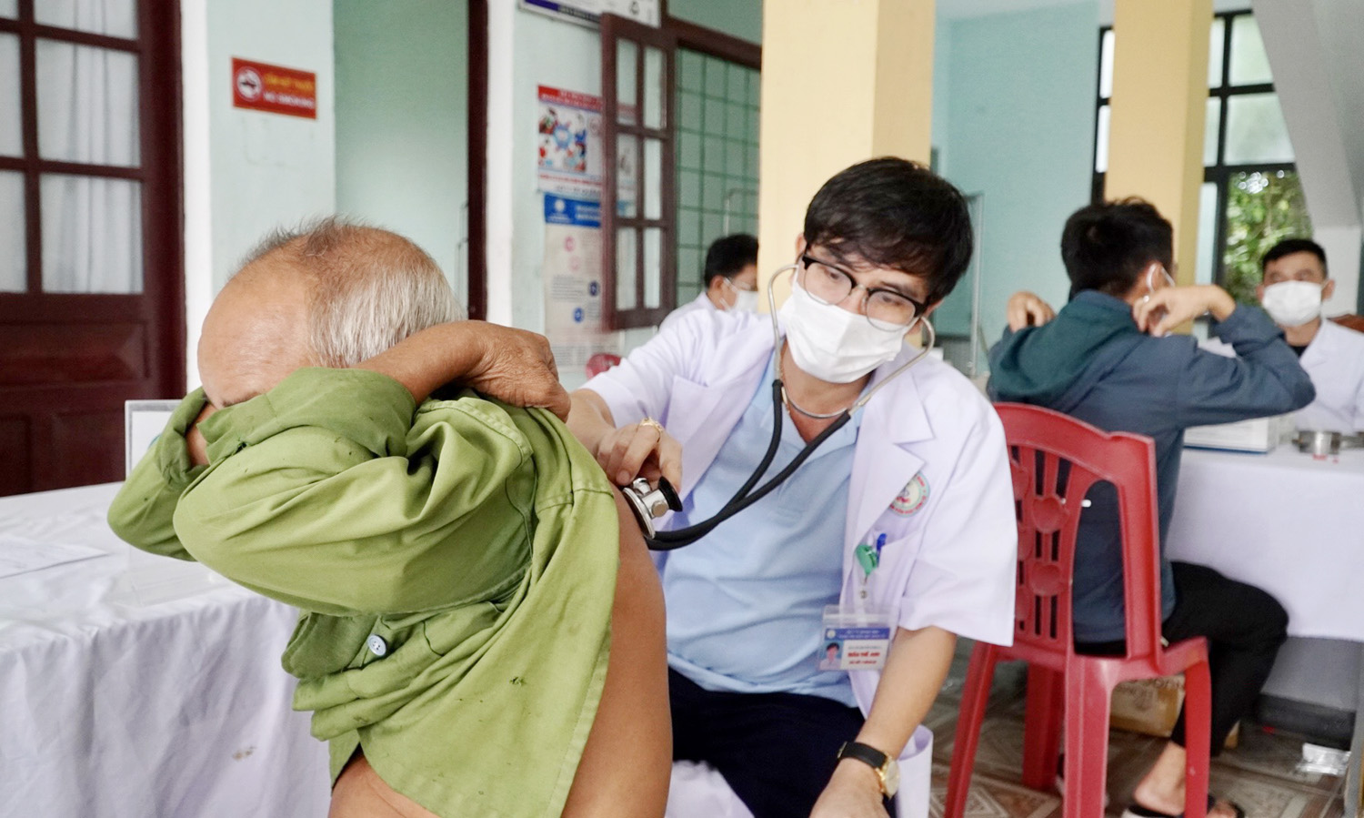 Các bác sĩ CDC khám sàng lọc cho người dân xã Quảng Hợp.