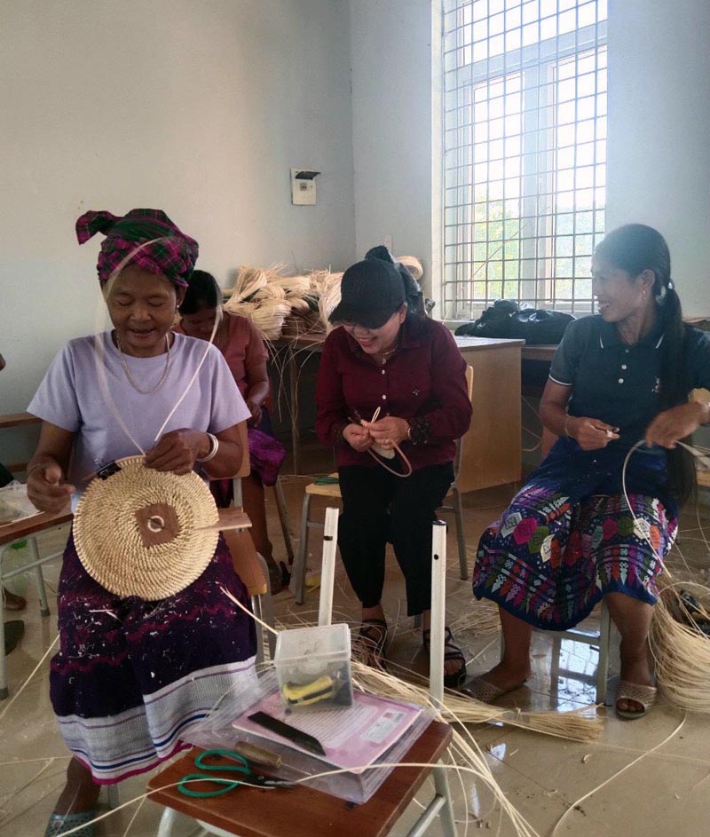 Đồng bào dân tộc thiểu số huyện Minh Hóa tham gia khóa đào tạo nghề mây tre đan.