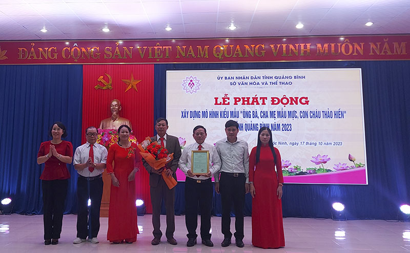 Sở Văn hóa-Thể thao trao Quyết định thành lập mô hình Câu lạc bộ kiểu mẫu ở xã Lộc Ninh
