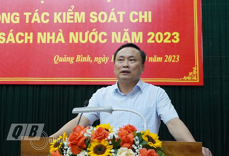 Giám đốc Kho bạc Nhà nước Quảng Bình Phạm Hồng Tam trực tiếp giải đáp các vướng mắc trong công tác kiểm soát chi của các đơn vị