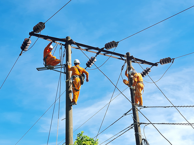 Công nhân Điện lực Quảng Trạch kiểm tra lại một mạch vòng trên lưới điện.