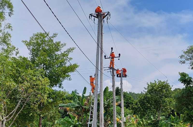 Điện lực Tuyên Hóa thi công một mạch vòng lên miền núi.