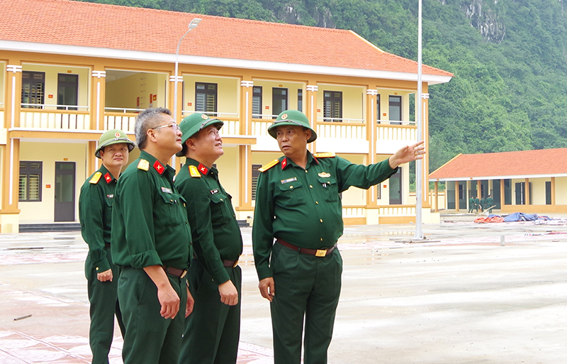 Đoàn công tác kiểm tra trụ sở mới của Ban CHQS huyện Minh Hóa.