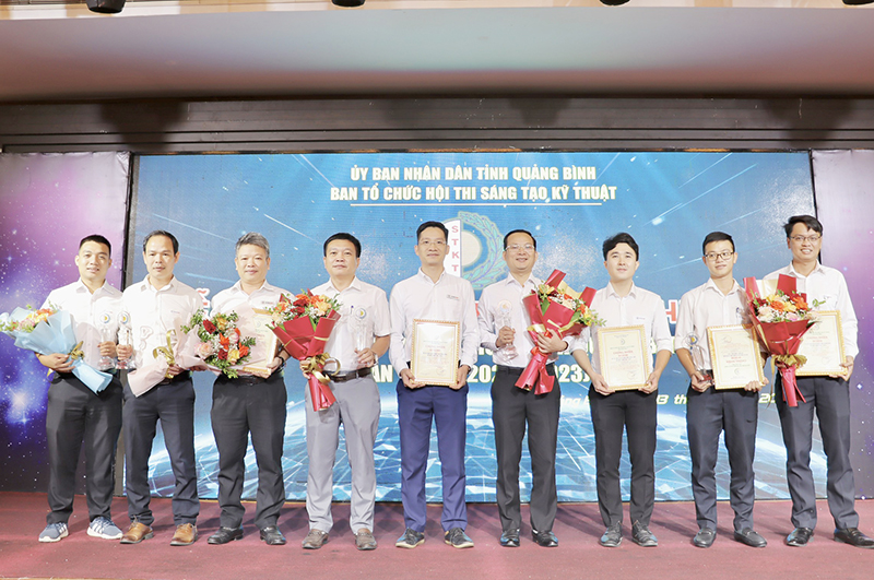 Các nhóm tác giả của PC Quảng Bình đoạt giải cao tại hội thi.