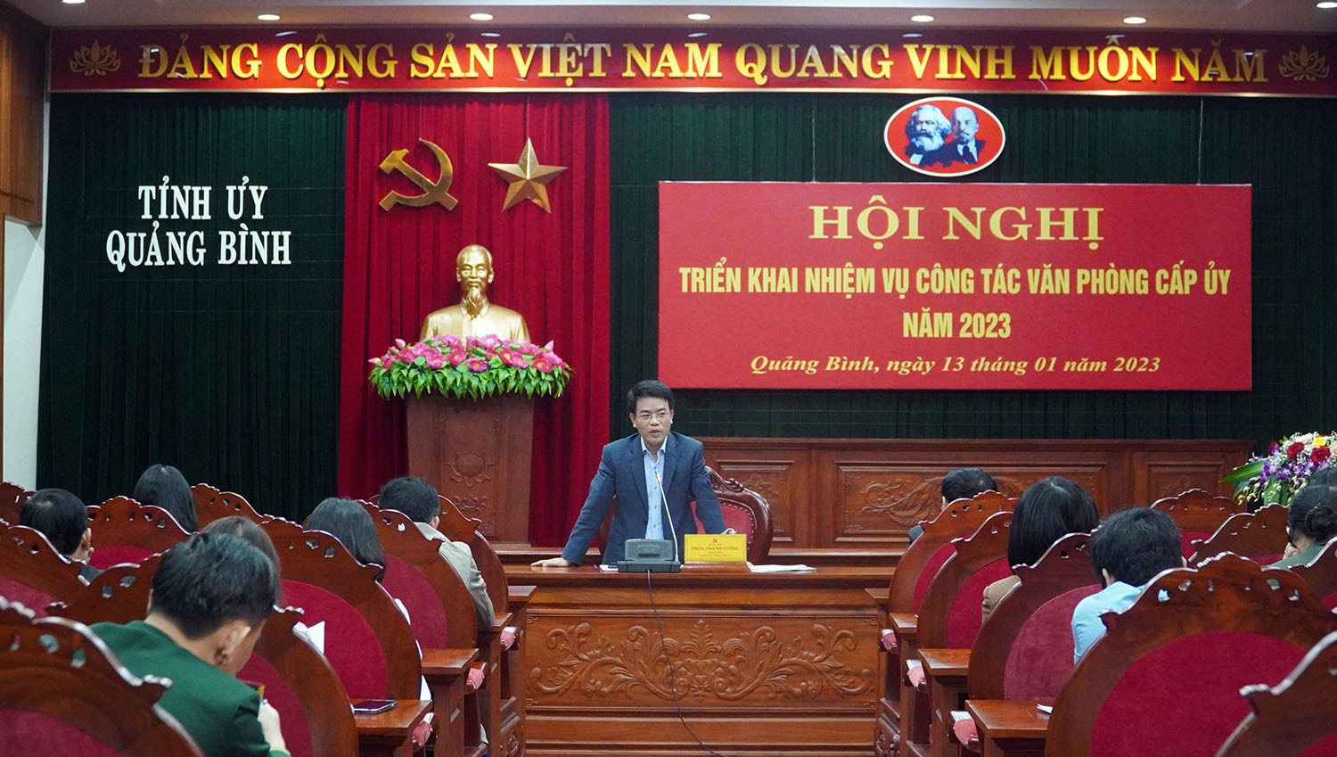 Đồng chí Phan Thanh Cường, Tỉnh ủy viên, Chánh văn phòng Tỉnh ủy phát biểu tại hội nghị triển khai nhiệm vụ công tác văn phòng cấp ủy năm 2023 (ảnh: Ngọc Mai)