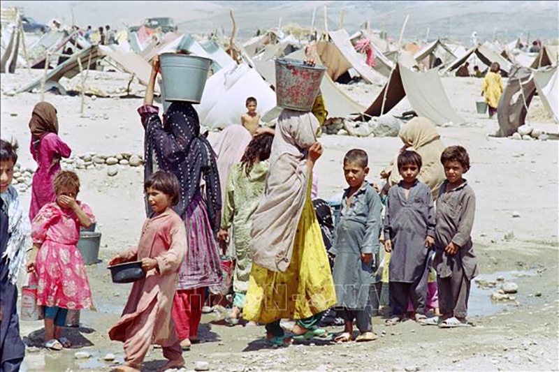  Phụ nữ và trẻ em tại một trại tị nạn ở Jalalabad, Afghanistan. Ảnh: AFP/TTXVN