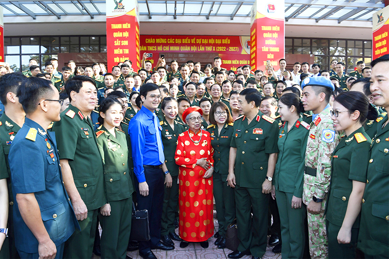 Các đồng chí lãnh đạo Bộ Quốc phòng trò chuyện cùng các đại biểu dự Đại hội đại biểu Đoàn Thanh niên Cộng sản Hồ Chí Minh quân đội lần thứ X (2022 - 2027)_Nguồn: qdnd.vn