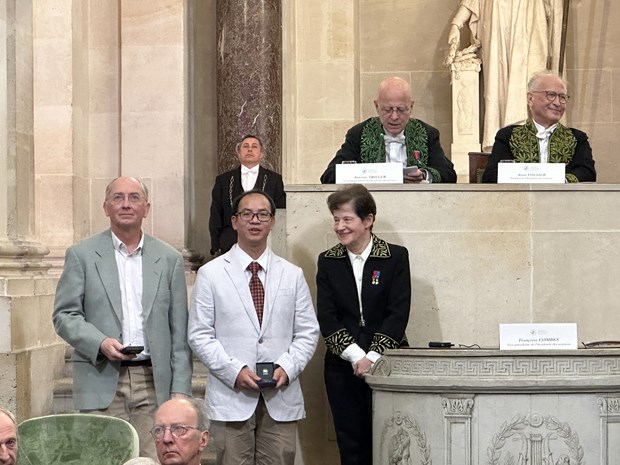 Giáo sư Marc Chardin và giảng viên Trần Quang Hòa nhận giải thưởng  