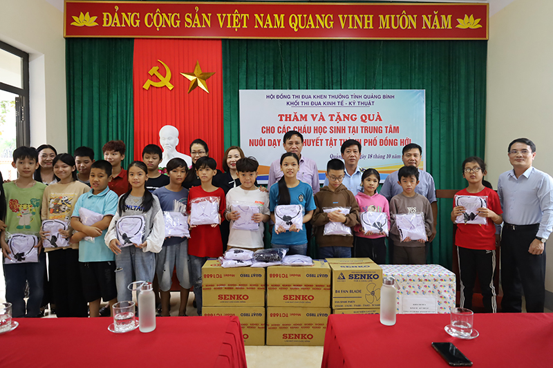 ... và các em học sinh tại Trung tâm nuôi dạy trẻ khuyết tật TP. Đồng Hới.