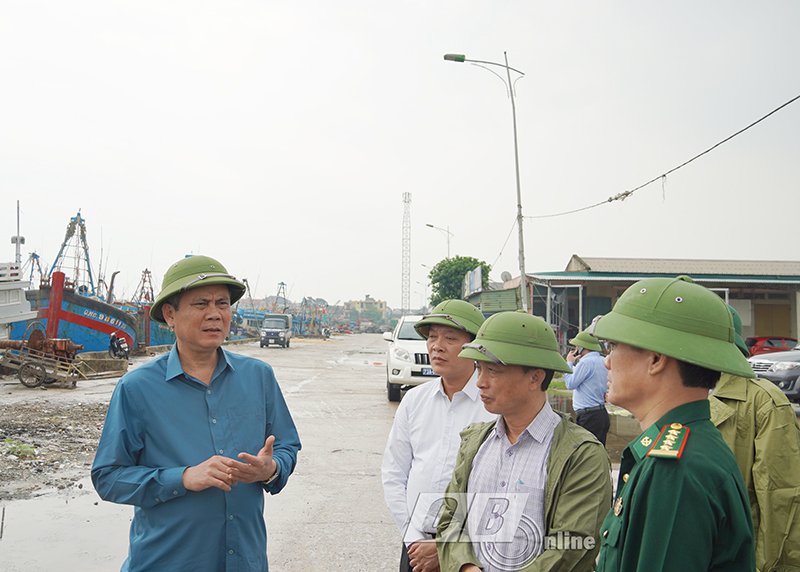 Đồng chí Chủ tịch UBND tỉnh Trần Thắng Trực kiểm tra tình hình tại khu neo đậu tránh trú bão tàu cá Cửa Gianh.