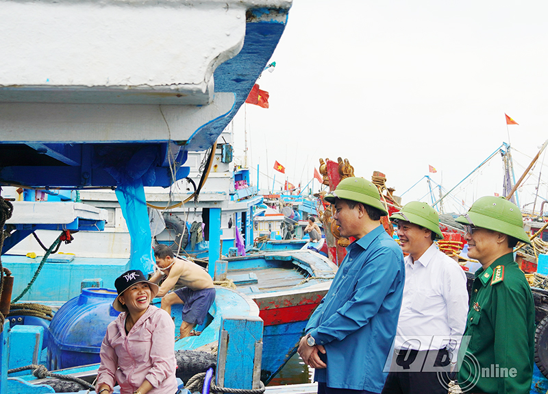 Đồng chí Chủ tịch UBND tỉnh Trần Thắng thăm hỏi ngư dân đang sinh hoạt trên tàu thuyền khu neo đậu tránh trú bão tàu cá Cửa Gianh.