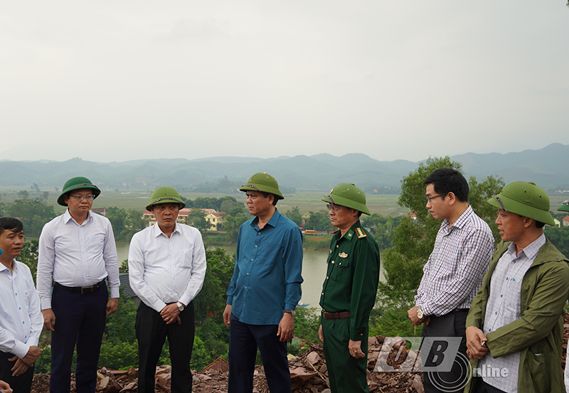 Đồng chí Chủ tịch UBND tỉnh Trần Thắng và đoàn công tác đã trực tiếp đi kiểm tra thực địa tại đồi Hạ Vàng.