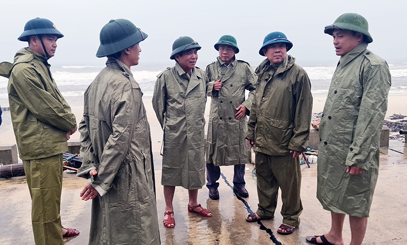 Đồng chí Phó Chủ tịch Thường trực UBND tỉnh Đoàn Ngọc Lâm kiểm tra công tác ứng phó áp thấp nhiệt đới và mưa lớn tại xã Ngư Thủy Bắc (Lệ Thủy).