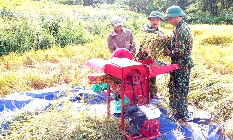 Máy tuốt lúa mini được Bộ đội Biên phòng Làng Mô tặng cho người Bru-Vân Kiều xã Trường Sơn (Quảng Ninh).