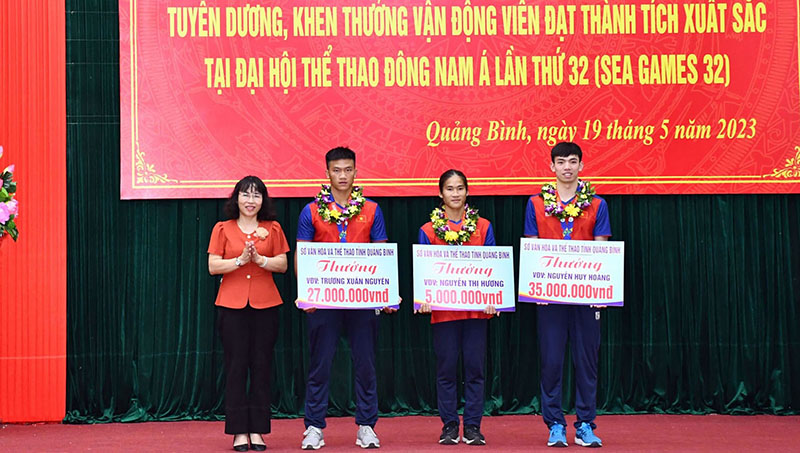 Lãnh đạo Sở Văn hóa và Thể thao khen thưởng các VĐV đạt thành tích cao tại SEA Games 32.