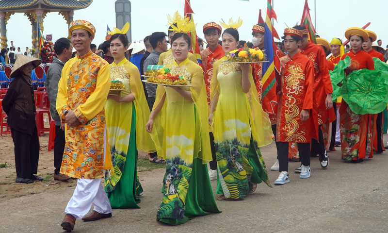 Nghệ nhân ưu tú Lê Thành Lộc (người đi đầu) tại lễ hội Cầu ngư xã Cảnh Dương (Quảng Trạch).