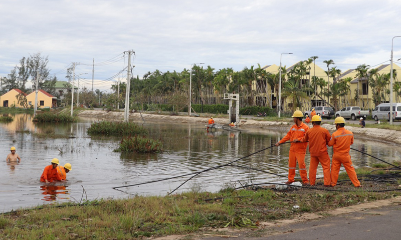 Các đội tình nguyện của PC Quảng Bình khắc phục lưới điện sau bão tại tỉnh Quảng Nam, năm 2022.