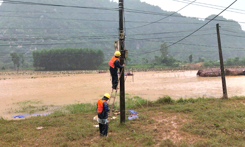 Công nhân Điện lực Tuyên Hóa khắc phục lưới điện do bão lũ.