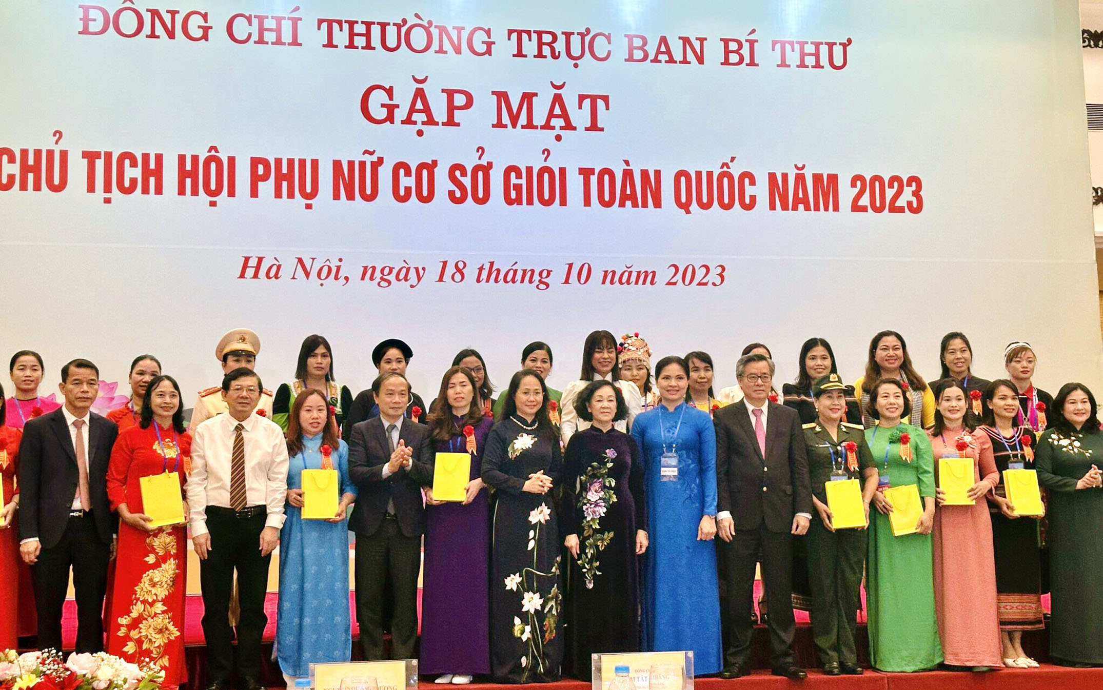 Các đại biểu phụ nữ tỉnh Quảng Bình chụp ảnh lưu niệm với đồng chí Thường trực Ban Bí thư Trương Thị Mai tại buổi gặp mặt