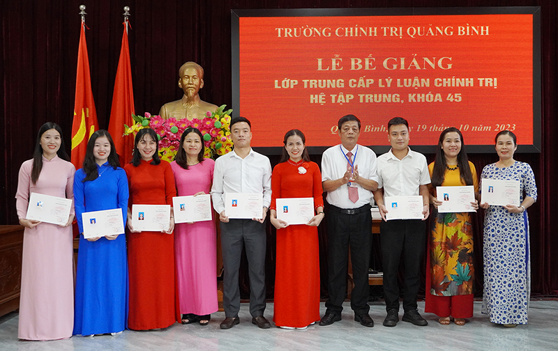 Đại diện lãnh đạo Trường Chính trị tỉnh trao bằng tốt nghiệp cho các học viên.