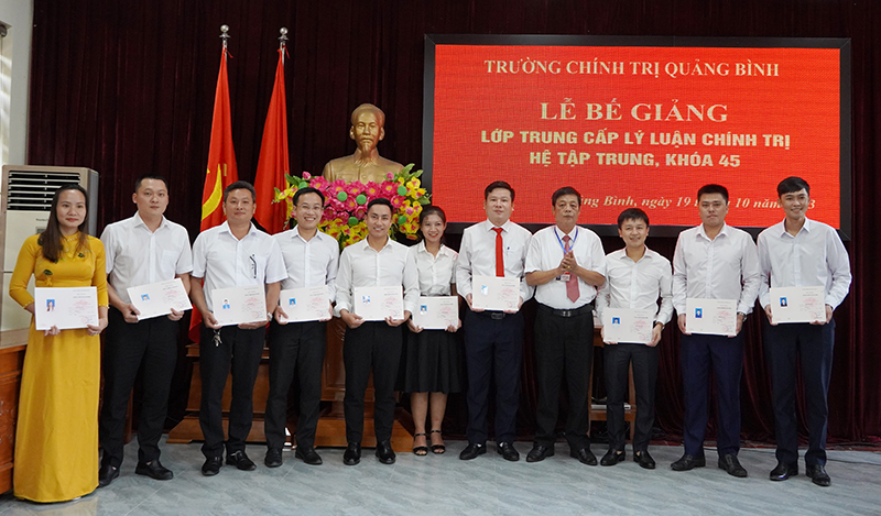 Đại diện lãnh đạo Trường Chính trị tỉnh trao bằng tốt nghiệp cho các học viên.